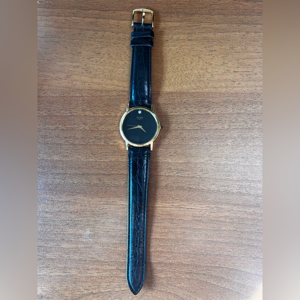 Men’s Pulsar diamond quartz museum watch.